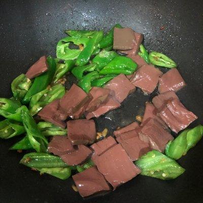 血豆腐的家常菜详细做法(血豆腐菜谱)